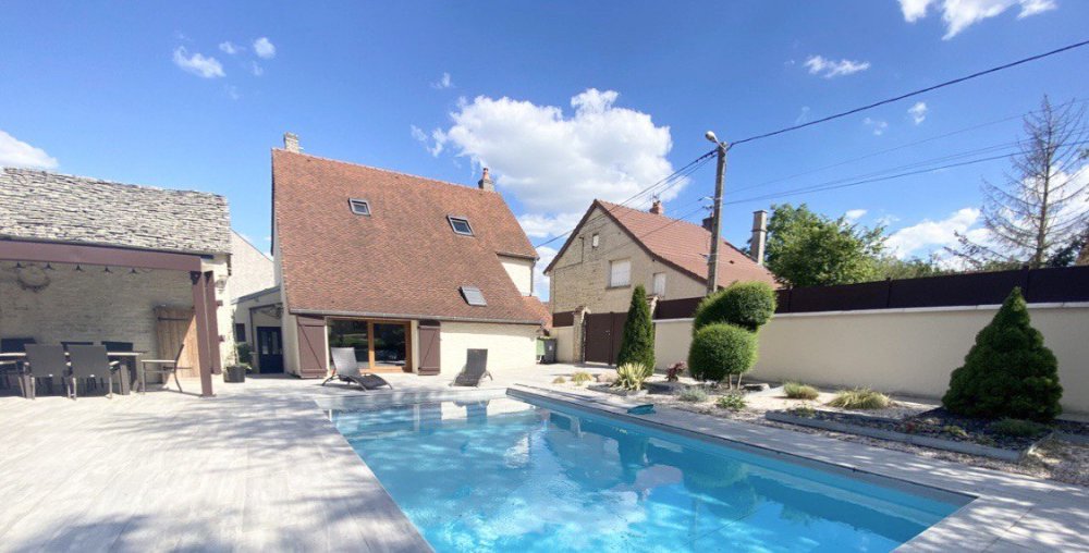 Maison rénovée en pierre à Prenois, au calme avec piscine, garage de 94 m², dépendances sur terrain de 1600 m², Dijon, ARYA Immobilier