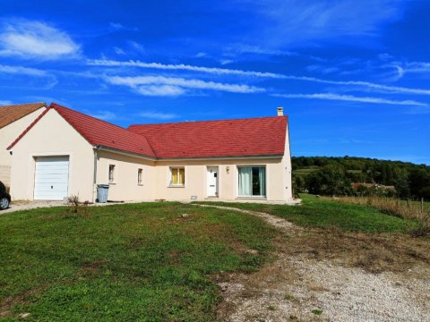 Superbe maison de plain-pied avec de beaux volumes, très grand terrain, au calme proche de Pouilly-en-Auxois, Dijon, ARYA Immobilier