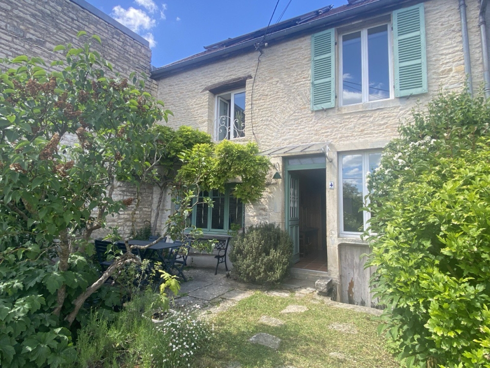Charmante maison en pierre en bon état, lumineuse et au calme, trois grandes chambres, possibilité 4 chambres, jardin privatif et terrasse intime, à Ancey , 5 minutes de Fleurey-sur-Ouche, ARYA IMMOBILIER, estimation gratuite sous 48h