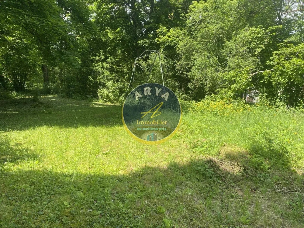 Beau terrain constructible de 1000 m2, plat et non viabilisé, situé à Pont de Pany
