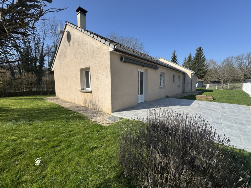Maison de plain pied comprenant 3 chambres, terrasse, jardin et double garage – Blaisy-Bas, ARYA Immobilier estimation gratuite sous 48h 
