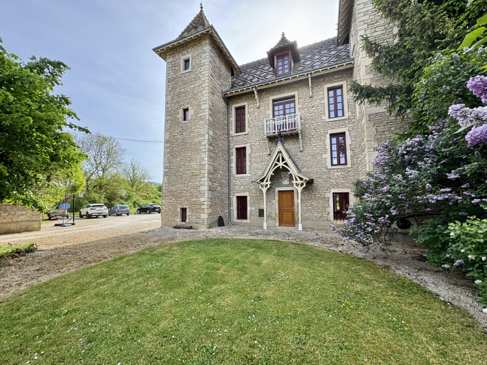 Le Castel – Demeure de caractère du XVᵉ siècle à Fleurey-sur-Ouche agence ARYA IMMOBILIER estimation gratuite de maison, appartement, terrain, immeuble accompagnement pour votre achat et votre vente immobilière 3 grande rue du Haut à Fleurey-Sur-Ouche 