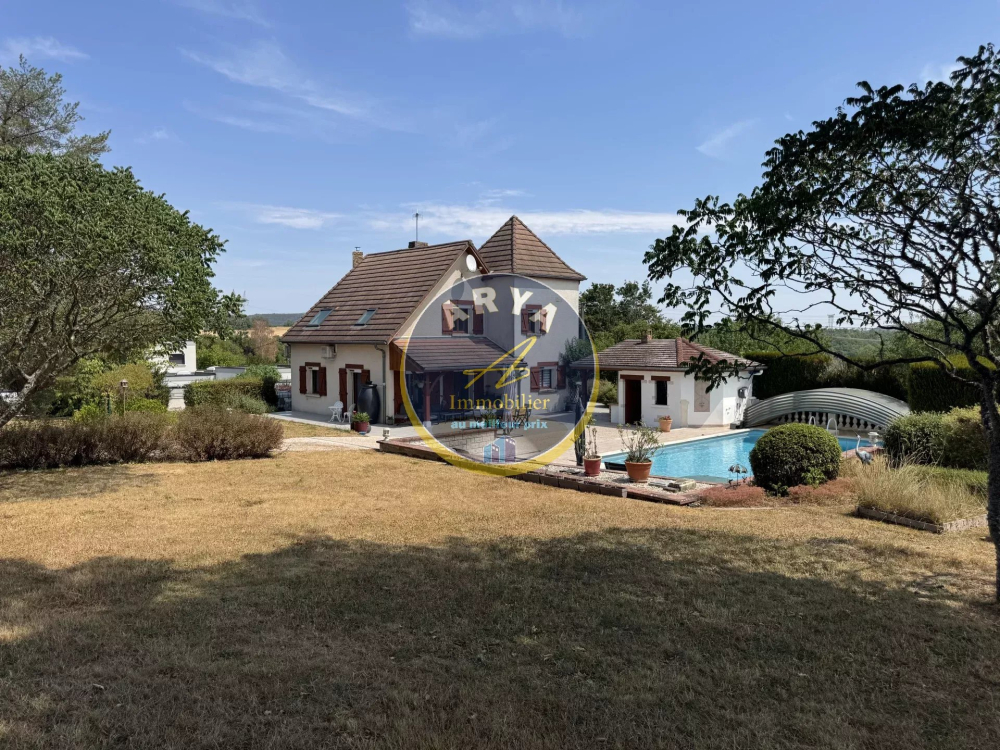 Belle propriété familiale avec piscine, sous-sol complet et vaste terrain arboré, ARYA Immobilier, estimation gratuite sous 48h