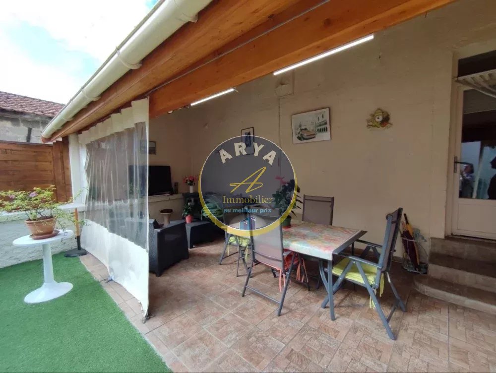Grande maison en pierre avec six chambres et garage, ARYA Immobilier, estimation gratuite sous 48h