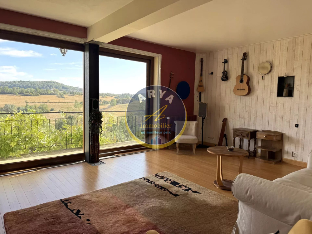Maison avec vue dégagée, beaux volumes et nombreuses dépendances – Savigny-sous-Mâlain, ARYA Immobilier, estimation gratuite sous 48h