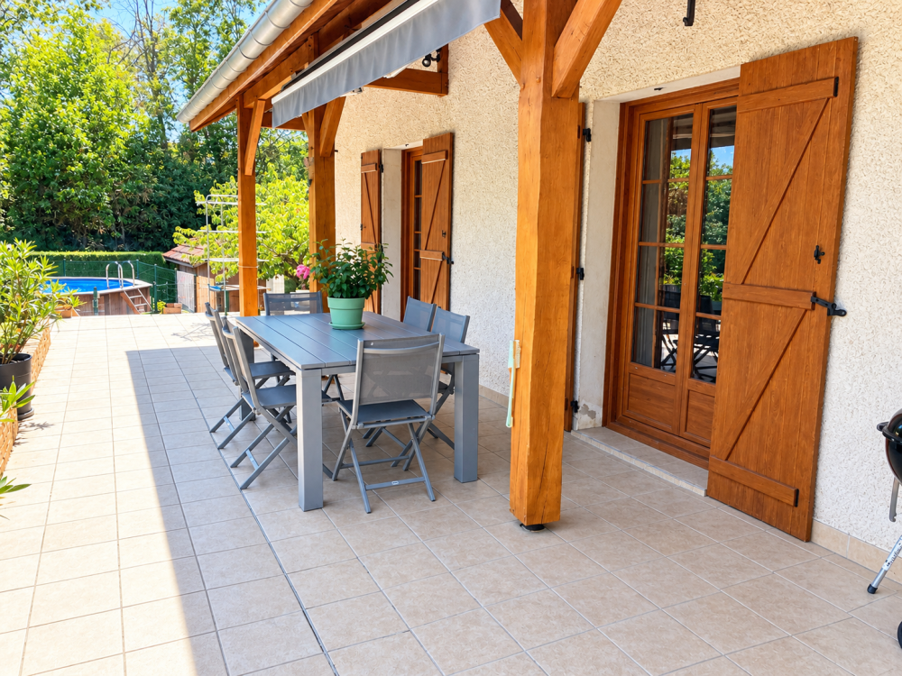 Belle maison de plain-pied  avec trois chambres, grande terrasse sans vis à vis, avec piscine et sous-sol complet, Fleurey-sur-Ouche, ARYA Immobilier, estimation gratuite sous 48h