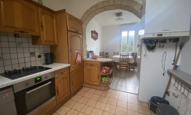 SOUS COMPROMIS DE VENTE Maison avec jardin au calme à Fontaine-Lès-Dijon, quatre chambres, bureau, garage, places de stationnement extérieures et cave, Dijon, ARYA Immobilier