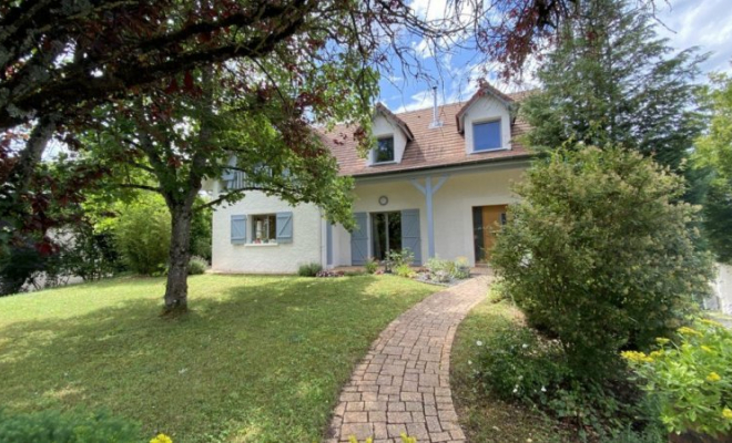 Maison spacieuse avec cinq chambres, au calme à Asnières-Lès-Dijon, terrasses sans vis à vis, jardin arboré et garage, Dijon, ARYA Immobilier