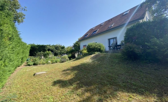 Maison spacieuse avec cinq chambres, au calme à Asnières-Lès-Dijon, terrasses sans vis à vis, jardin arboré et garage, Dijon, ARYA Immobilier