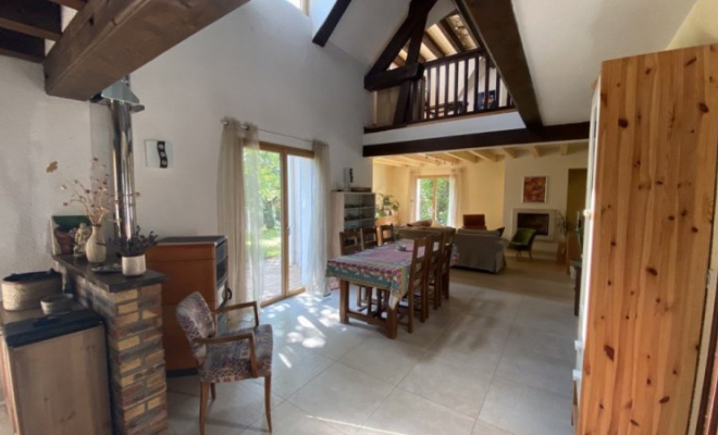 Maison spacieuse avec cinq chambres, au calme à Asnières-Lès-Dijon, terrasses sans vis à vis, jardin arboré et garage, Dijon, ARYA Immobilier