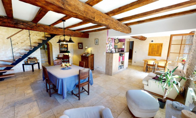 Maison rénovée en pierre à Prenois, au calme avec piscine, garage de 94 m², dépendances sur terrain de 1600 m², Dijon, ARYA Immobilier