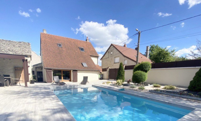 Maison rénovée en pierre à Prenois, au calme avec piscine, garage de 94 m², dépendances sur terrain de 1600 m², Dijon, ARYA Immobilier