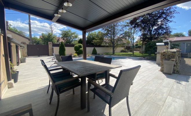 Maison rénovée en pierre à Prenois, au calme avec piscine, garage de 94 m², dépendances sur terrain de 1600 m², Dijon, ARYA Immobilier