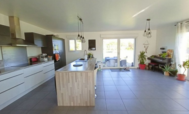 Superbe maison de plain-pied avec de beaux volumes, très grand terrain, au calme proche de Pouilly-en-Auxois, Dijon, ARYA Immobilier