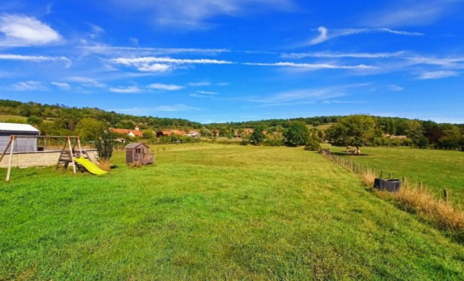 Superbe maison de plain-pied avec de beaux volumes, très grand terrain, au calme proche de Pouilly-en-Auxois, Dijon, ARYA Immobilier