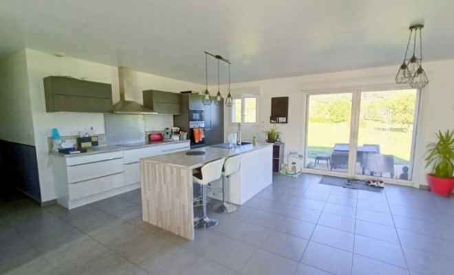 Superbe maison de plain-pied avec de beaux volumes, très grand terrain, au calme proche de Pouilly-en-Auxois, Dijon, ARYA Immobilier