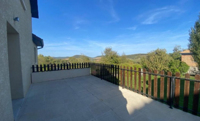 Maison rénovée spacieuse avec jardin, belles terrasses, trois chambres, garage et autres dépendances, Dijon, ARYA Immobilier