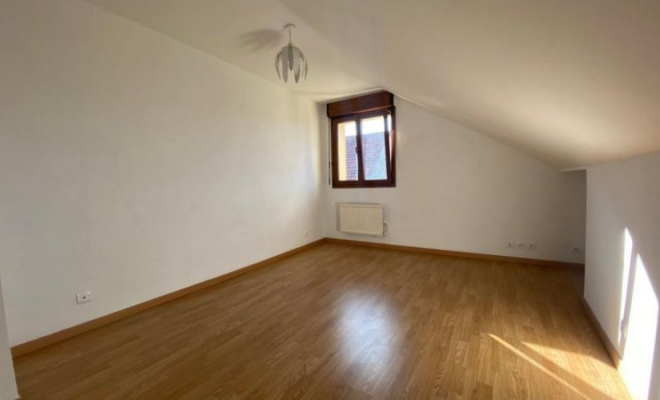 Maison rénovée spacieuse avec jardin, belles terrasses, trois chambres, garage et autres dépendances, Dijon, ARYA Immobilier