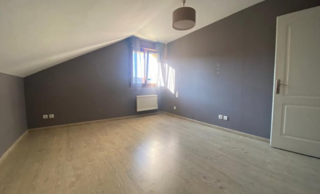 Maison rénovée spacieuse avec jardin, belles terrasses, trois chambres, garage et autres dépendances, Dijon, ARYA Immobilier