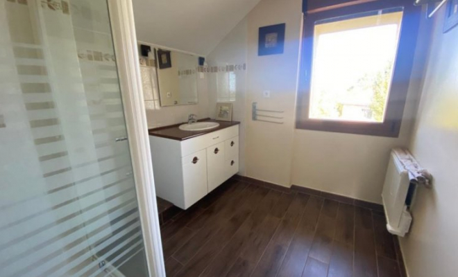Maison rénovée spacieuse avec jardin, belles terrasses, trois chambres, garage et autres dépendances, Dijon, ARYA Immobilier
