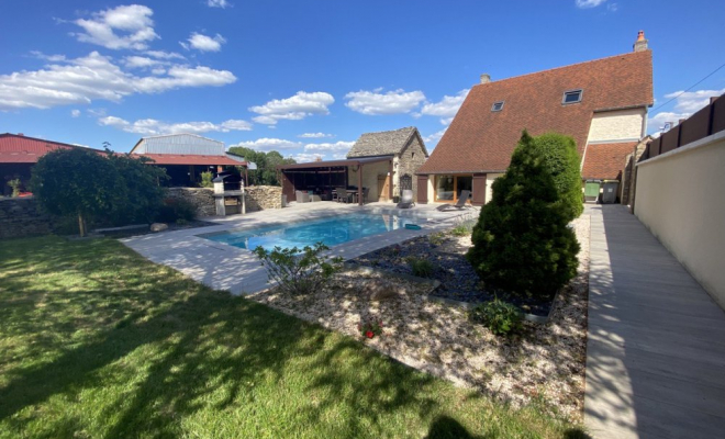 Maison rénovée en pierre à Prenois, au calme avec piscine, garage de 94 m², dépendances sur terrain de 1600 m², Dijon, ARYA Immobilier