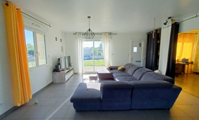 Superbe maison de plain-pied avec de beaux volumes, très grand terrain, au calme proche de Pouilly-en-Auxois, Dijon, ARYA Immobilier
