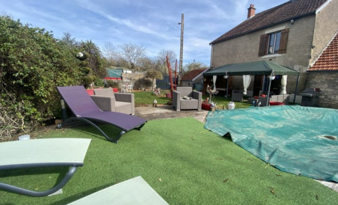 Maison spacieuse à Fleurey-Sur-Ouche, 5 chambres, beau jardin avec piscine, sous-sol, garage et caves, Dijon, ARYA Immobilier