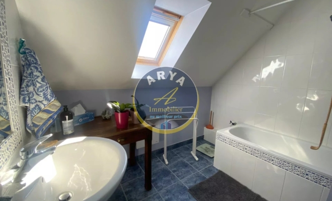 Maison avec belle vue à Gergueil, 4 chambres, grand terrain et sous-sol complet, ARYA Immobilier, estimation gratuite sous 48 h