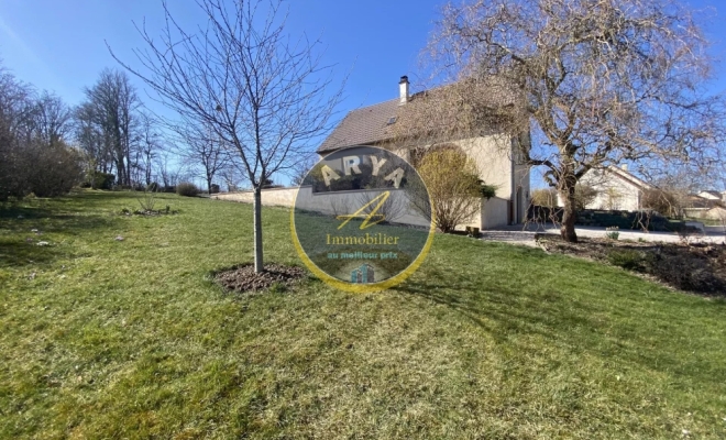 Maison avec belle vue à Gergueil, 4 chambres, grand terrain et sous-sol complet, ARYA Immobilier, estimation gratuite sous 48 h