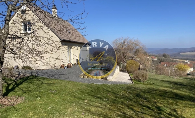 Maison avec belle vue à Gergueil, 4 chambres, grand terrain et sous-sol complet, ARYA Immobilier, estimation gratuite sous 48 h
