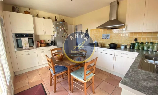 Maison avec belle vue à Gergueil, 4 chambres, grand terrain et sous-sol complet, ARYA Immobilier, estimation gratuite sous 48 h