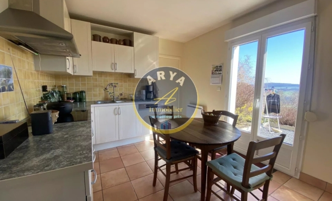 Maison avec belle vue à Gergueil, 4 chambres, grand terrain et sous-sol complet, ARYA Immobilier, estimation gratuite sous 48 h