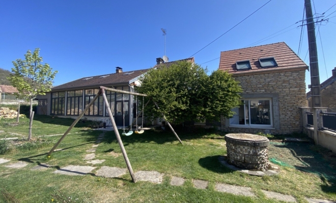 Belle maison 163 m2 en pierre alliant charme et modernité, quatre chambres, grand garage, beau terrain clos de 930m2, à Lantenay, ARYA IMMOBILIER, estimation gratuite sous 48h