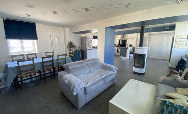 Belle maison 163 m2 en pierre alliant charme et modernité, quatre chambres, grand garage, beau terrain clos de 930m2, à Lantenay, ARYA IMMOBILIER, estimation gratuite sous 48h