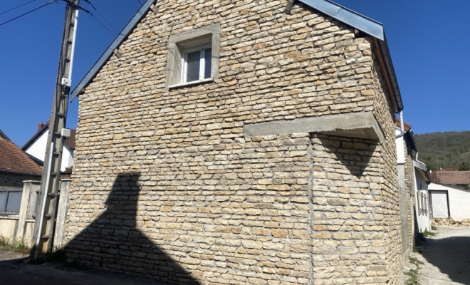 Belle maison 163 m2 en pierre alliant charme et modernité, quatre chambres, grand garage, beau terrain clos de 930m2, à Lantenay, ARYA IMMOBILIER, estimation gratuite sous 48h