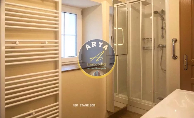 Ensemble immobilier 130 m2 dont 110 m2 habitable situé à Fleurey-sur-Ouche, entièrement rénové, composé d’une maison de village et d’un appartement, vendu loué, ARYA IMMOBILIER, estimation gratuite sous 48h