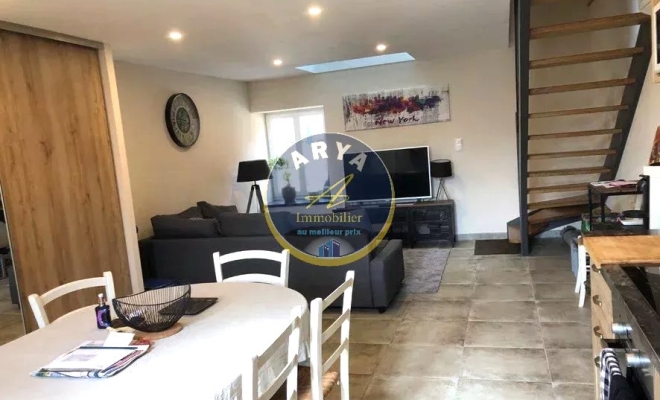 Ensemble immobilier 130 m2 dont 110 m2 habitable situé à Fleurey-sur-Ouche, entièrement rénové, composé d’une maison de village et d’un appartement, vendu loué, ARYA IMMOBILIER, estimation gratuite sous 48h