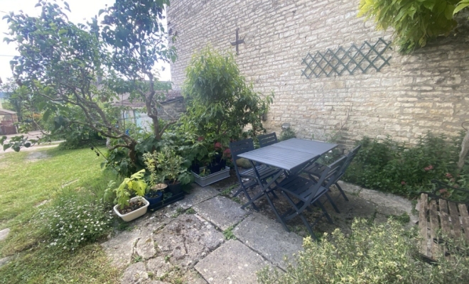 Charmante maison en pierre en bon état, lumineuse et au calme, trois grandes chambres, possibilité 4 chambres, jardin privatif et terrasse intime, à Ancey , 5 minutes de Fleurey-sur-Ouche, ARYA IMMOBILIER, estimation gratuite sous 48h