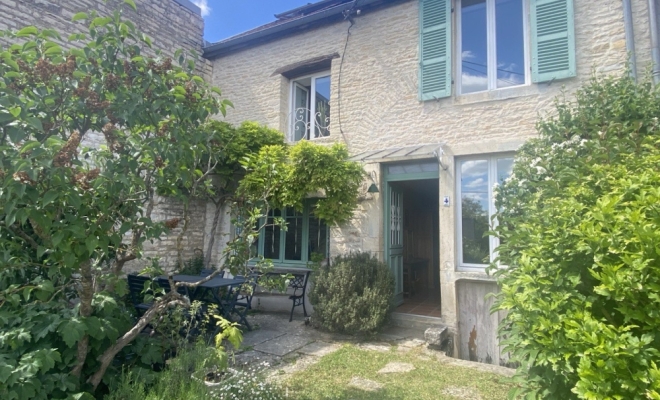 Charmante maison en pierre en bon état, lumineuse et au calme, trois grandes chambres, possibilité 4 chambres, jardin privatif et terrasse intime, à Ancey , 5 minutes de Fleurey-sur-Ouche, ARYA IMMOBILIER, estimation gratuite sous 48h