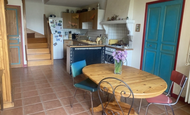 Charmante maison en pierre en bon état, lumineuse et au calme, trois grandes chambres, possibilité 4 chambres, jardin privatif et terrasse intime, à Ancey , 5 minutes de Fleurey-sur-Ouche, ARYA IMMOBILIER, estimation gratuite sous 48h