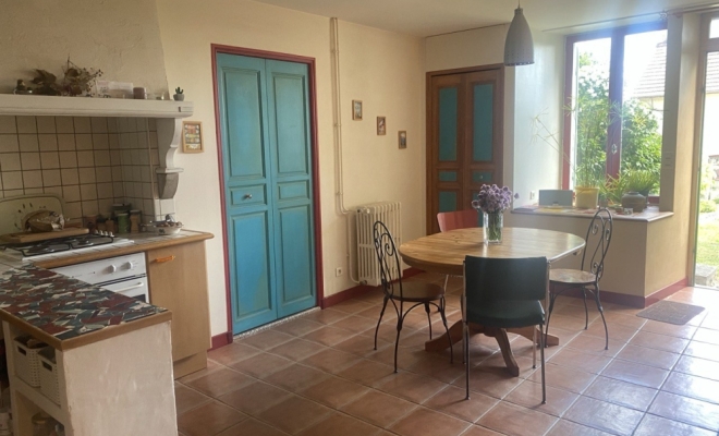 Charmante maison en pierre en bon état, lumineuse et au calme, trois grandes chambres, possibilité 4 chambres, jardin privatif et terrasse intime, à Ancey , 5 minutes de Fleurey-sur-Ouche, ARYA IMMOBILIER, estimation gratuite sous 48h
