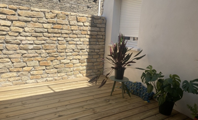 Belle maison 163 m2 en pierre alliant charme et modernité, cinq chambres, grand garage, beau terrain clos de 930m2, à Lantenay, Dijon, ARYA Immobilier