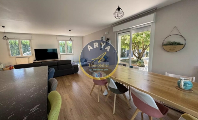 Salon-séjour avec accès jardin lumineux et spacieux Agence ARYA IMMOBILIER située 3 Grande Rue du Haut à Fleurey-Sur-Ouche estimation gratuite sous 48h (maison, appartement, grange, immeuble, terrain, etc.)