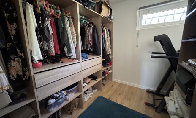 Dressing aménagé Agence ARYA IMMOBILIER située 3 Grande Rue du Haut à Fleurey-Sur-Ouche estimation gratuite sous 48h (maison, appartement, grange, immeuble, terrain, etc.)