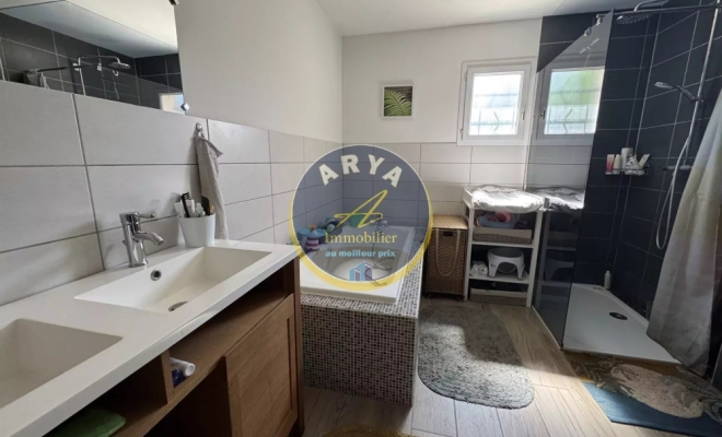 Salle de bains et douche Agence ARYA IMMOBILIER située 3 Grande Rue du Haut à Fleurey-Sur-Ouche estimation gratuite sous 48h (maison, appartement, grange, immeuble, terrain, etc.)