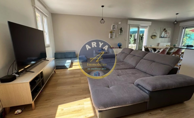 Vaste salon lumineux Agence ARYA IMMOBILIER située 3 Grande Rue du Haut à Fleurey-Sur-Ouche estimation gratuite sous 48h (maison, appartement, grange, immeuble, terrain, etc.)