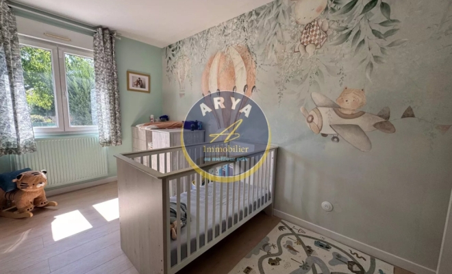 Chambre de 14 m2 avec rangements Agence ARYA IMMOBILIER située 3 Grande Rue du Haut à Fleurey-Sur-Ouche estimation gratuite sous 48h (maison, appartement, grange, immeuble, terrain, etc.)