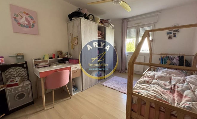Chambre de 13 m2 Agence ARYA IMMOBILIER située 3 Grande Rue du Haut à Fleurey-Sur-Ouche estimation gratuite sous 48h (maison, appartement, grange, immeuble, terrain, etc.)