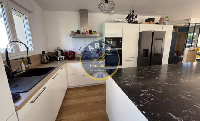 Cuisine moderne toute équipée de marque Agence ARYA IMMOBILIER située 3 Grande Rue du Haut à Fleurey-Sur-Ouche estimation gratuite sous 48h (maison, appartement, grange, immeuble, terrain, etc.)