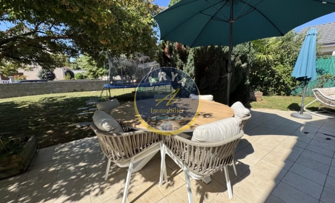 Agréable terrasse et salon de jardin Agence ARYA IMMOBILIER située 3 Grande Rue du Haut à Fleurey-Sur-Ouche estimation gratuite sous 48h (maison, appartement, grange, immeuble, terrain, etc.)